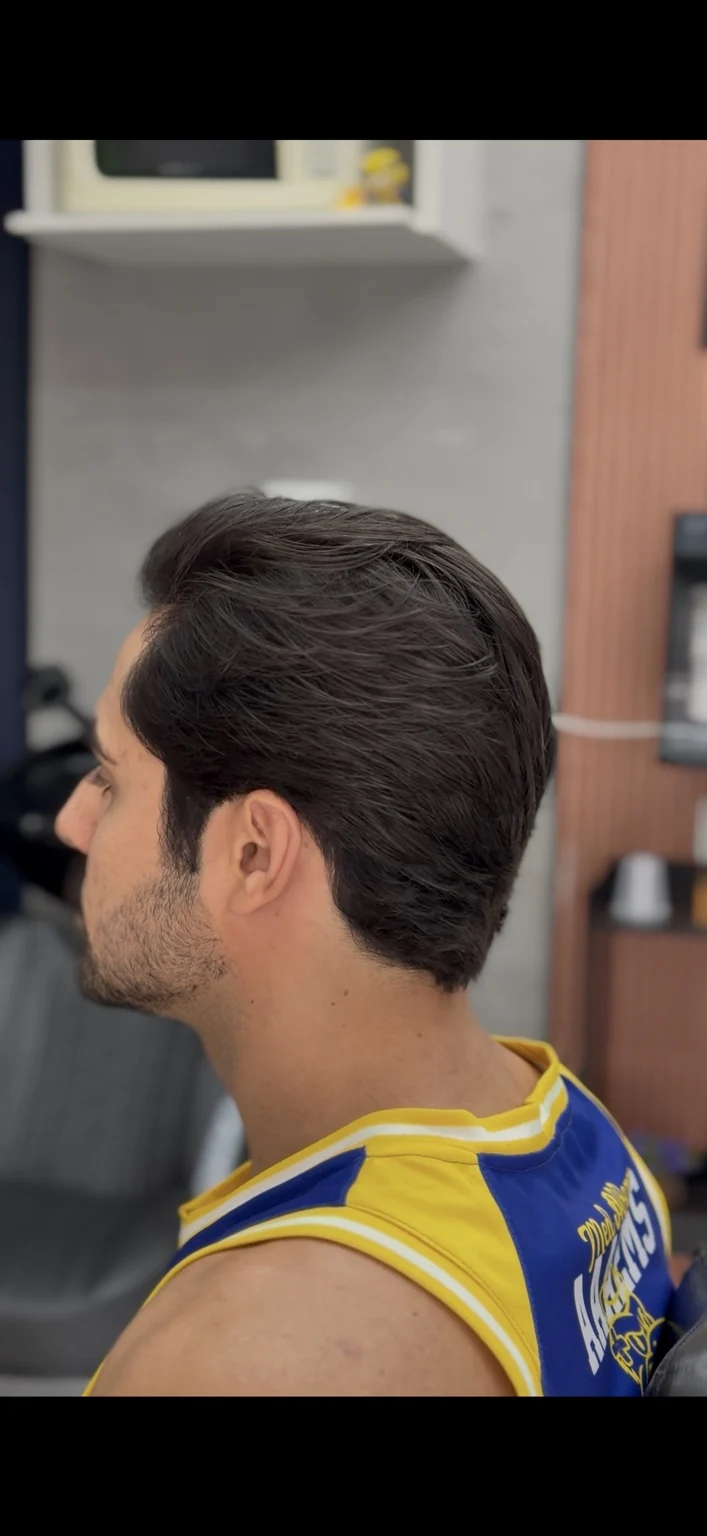 Corte masculino de perfil