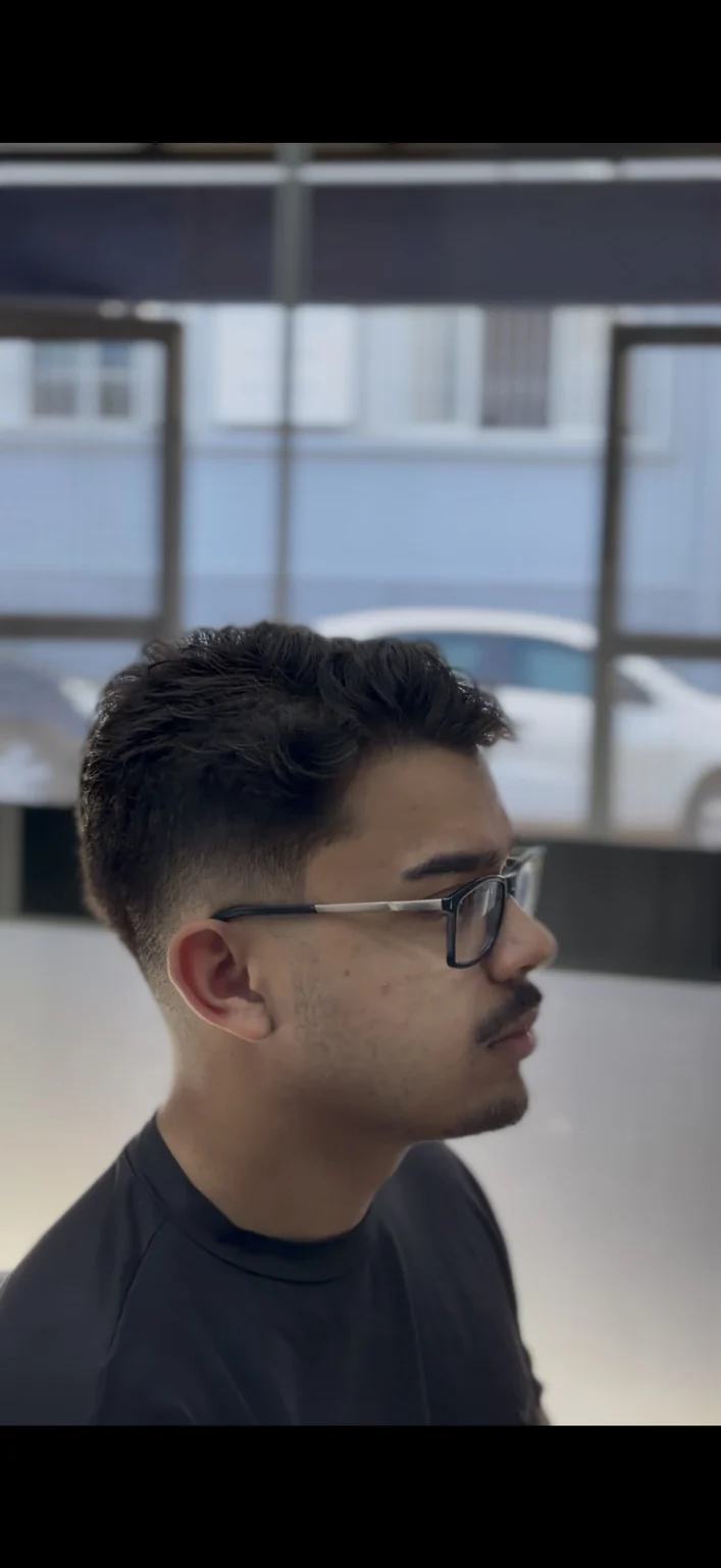 Perfil masculino com corte